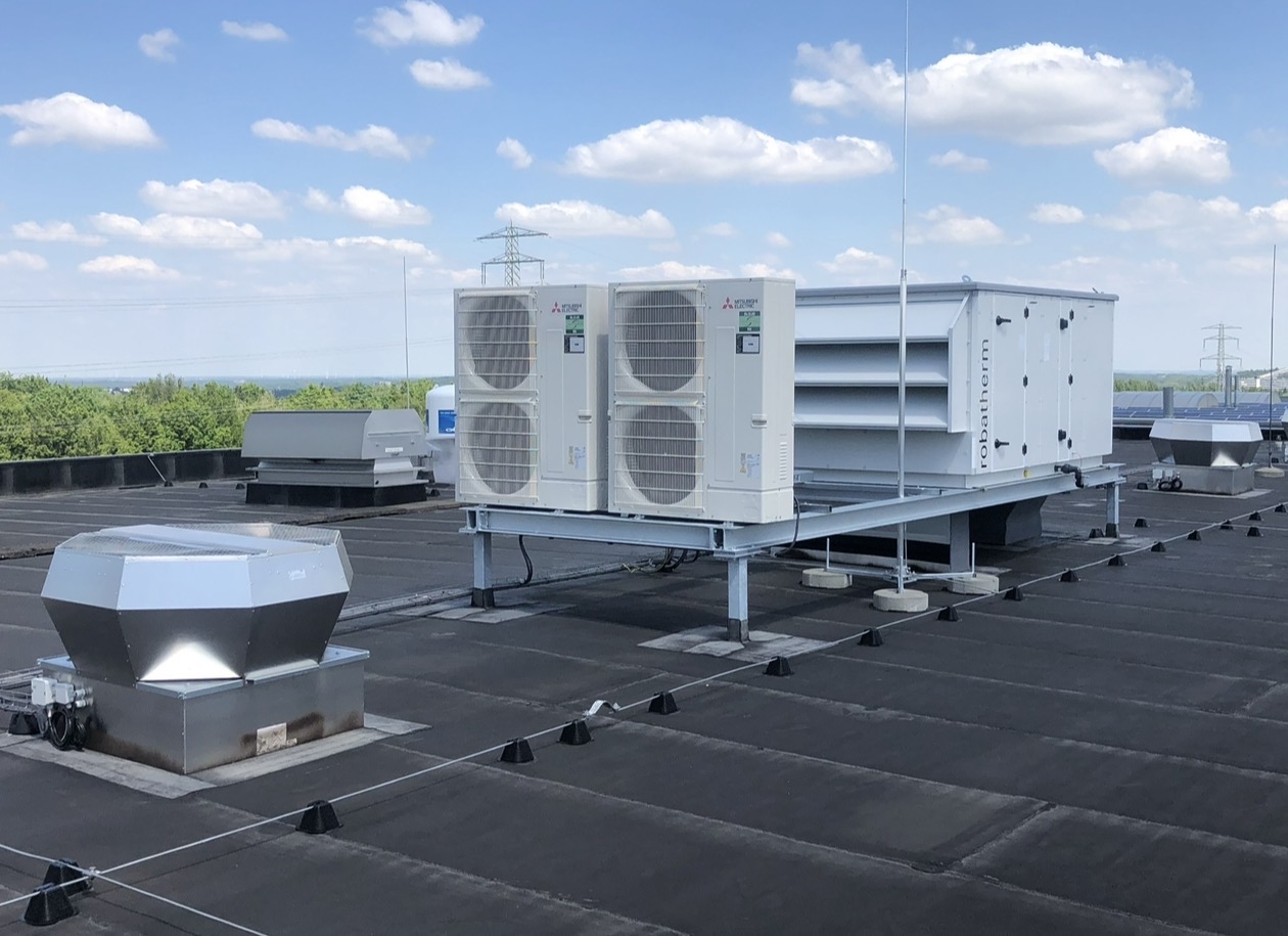 Mitsubishi HVAC installatie op dak met Robatherm unit
