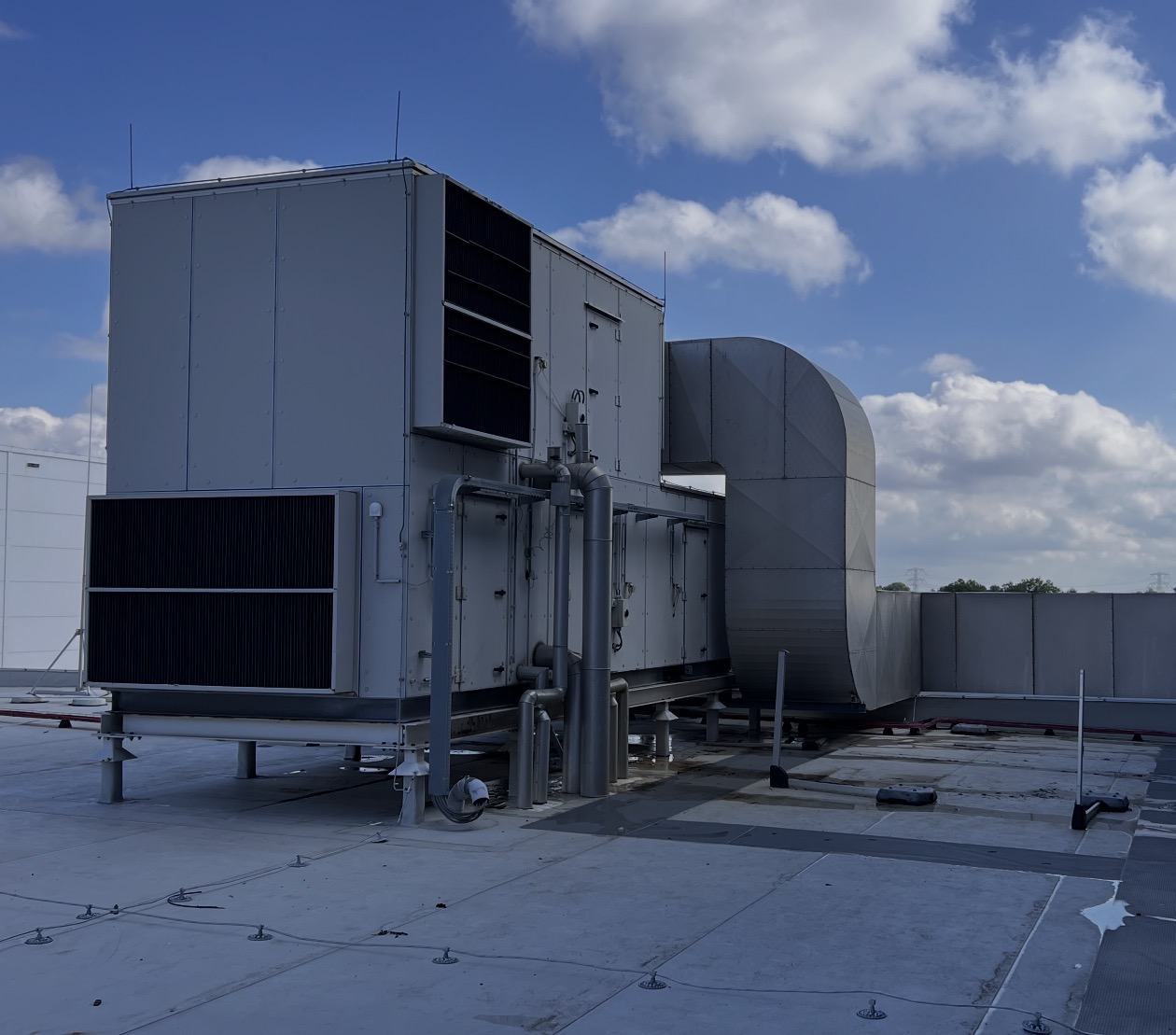 Industriële luchtbehandelingsunit op dak