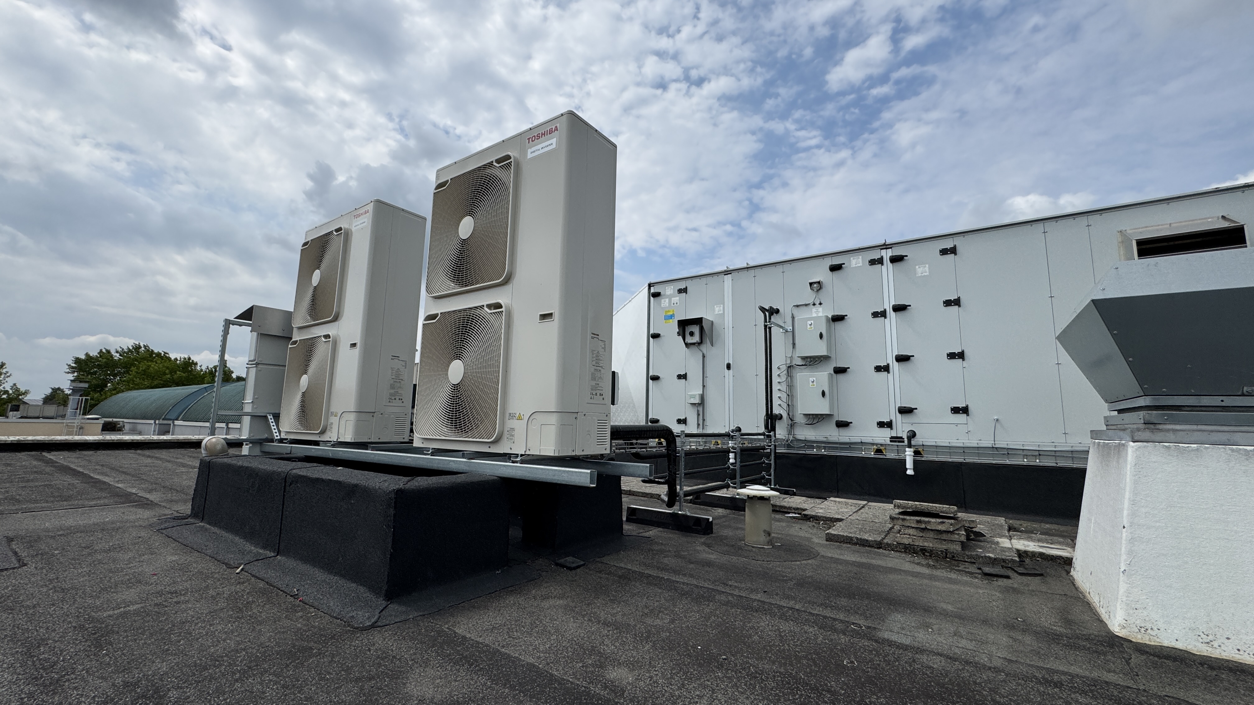 Toshiba dakinstallatie met luchtbehandelingskasten